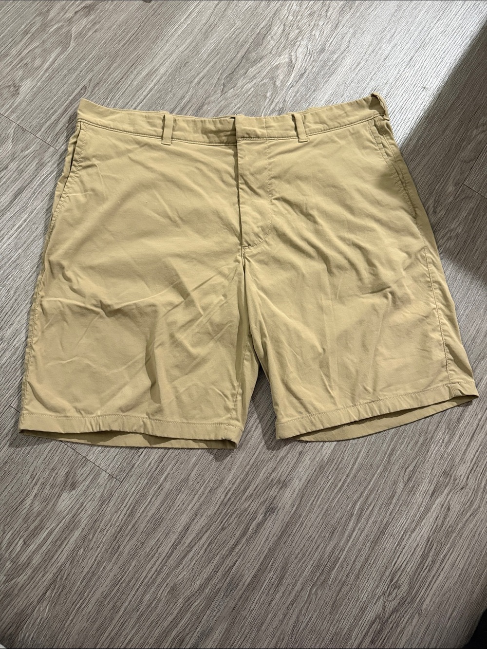 J. Crew Men’s Flat-Front Shorts in Light Khaki Sz 36